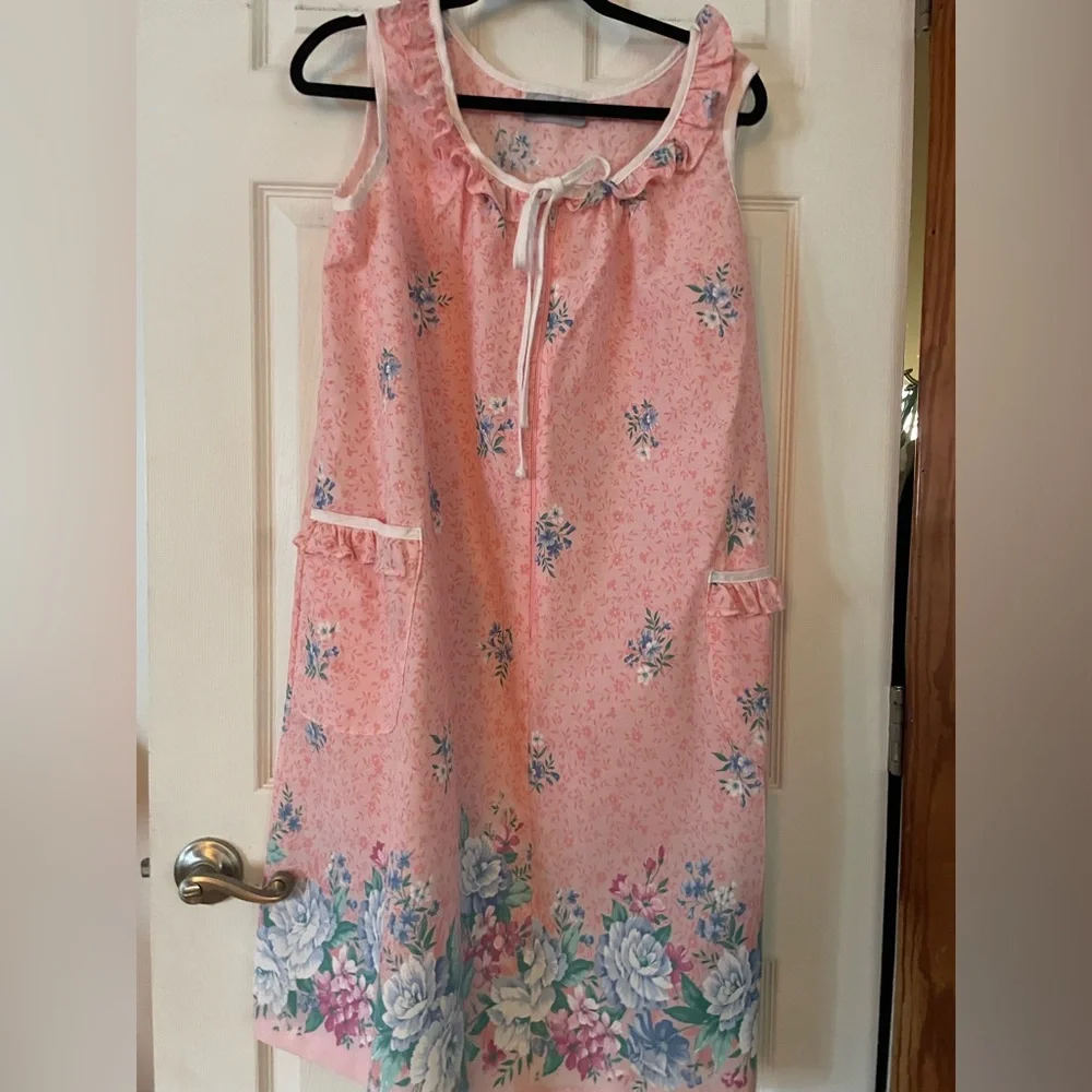Vintage 60s Pink Calico Floral Patio Dress Ruffled Pocket Loungewear Muumuu